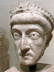 Teodosio II (mármol)